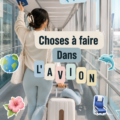 Une femme assise dans un avion, lisant un livre pendant le vol.