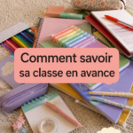 Une femme souriante, consultant son smartphone avec des informations de classe, évoquant la rentrée scolaire.