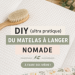 Matelas à langer nomade DIY coloré sur une table avec des accessoires