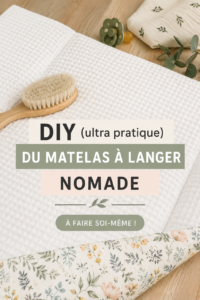 Matelas à langer nomade DIY coloré sur une table avec des accessoires