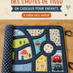 Des créations faites à partir de chutes de tissu pour enfants, exposées sur une table.