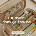 Une trousse de maquillage ouverte avec divers produits de beauté essentiels