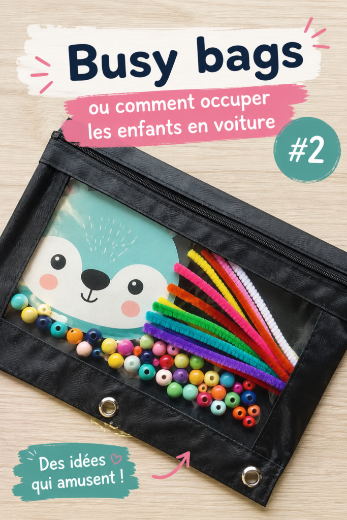 Un enfant assis en voiture jouant avec un busy bag rempli d'activités