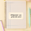 Femme prenant des notes de manière organisée sur un carnet et utilisant des stylos colorés.