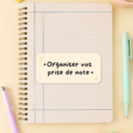 Femme prenant des notes de manière organisée sur un carnet et utilisant des stylos colorés.