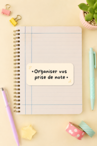 Femme prenant des notes de manière organisée sur un carnet et utilisant des stylos colorés.