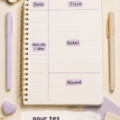 Une table avec des fiches de révision colorées et un stylo, idéales pour étudier.
