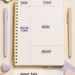 Une table avec des fiches de révision colorées et un stylo, idéales pour étudier.