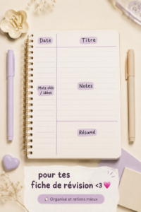 Une table avec des fiches de révision colorées et un stylo, idéales pour étudier.