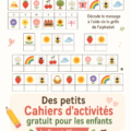 Un enfant heureux travaillant sur un cahier d'activités coloré avec des crayons.