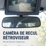 Vue arrière d'une voiture avec une caméra de recul affichée