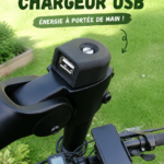 Chargeur USB pour vélo électrique sur un fond clair, mettant en avant sa praticité.