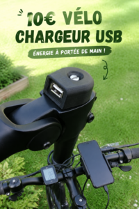 Chargeur USB pour vélo électrique sur un fond clair, mettant en avant sa praticité.