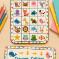 Une collection colorée de crayons et divers cahiers sur un bureau créatif.