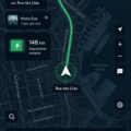 Image d'un véhicule électrique sur une route, illustrant la navigation moderne.