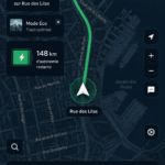 Image d'un véhicule électrique sur une route, illustrant la navigation moderne.
