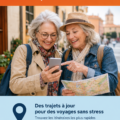 Une femme souriante préparant son voyage intelligemment avec une carte et des accessoires de voyage.
