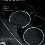 Dessous de verre étincelants élégamment posés dans un porte-gobelet de voiture