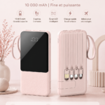 Un chargeur portable rose avec câbles intégrés sur un fond lumineux