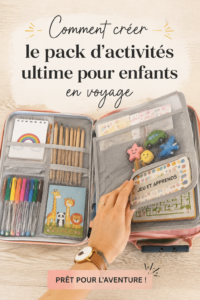 Un enfant s'amuse avec un livre de jeux pendant un voyage en voiture.
