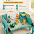 Un plateau de voyage pour enfants avec porte-gobelet et poches organisé dans une voiture