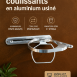 Support à boisson installé dans une voiture familiale, pratique et adapté aux enfants.