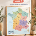 Une collection d'affiches modernes évoquant la France sur un mur contemporain.