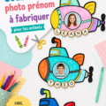 Un enfant crée un collage sous-marin avec des photos et des couleurs vives.