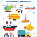 Jeune enfant jouant avec des cartes de transport colorées