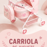 Enfants jouant avec des jouets dans une voiture lors d'un voyage familial.