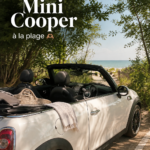 Mini Cooper garée sur la plage, prête pour une sortie en famille.