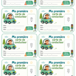 Femme souriante tenant son permis de conduire dans une voiture.