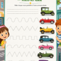 Famille heureuse en voyage en voiture avec un enfant bien installé à l'arrière.