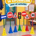 Enfants amusés dans une voiture en jouant à des jeux durant un trajet