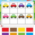 Enfant jouant avec des voitures en papier colorées, apprenant à trier les couleurs.