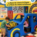 Un enfant s'amusant dans le Children's Museum of Richmond, explorant des expositions interactives.