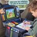 Un enfant utilise un plateau de voyage coloré pour jouer et manger pendant un trajet en voiture.