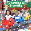 Une mère installe son enfant dans un siège auto sécurisé afin de respecter les règles de sécurité routière.